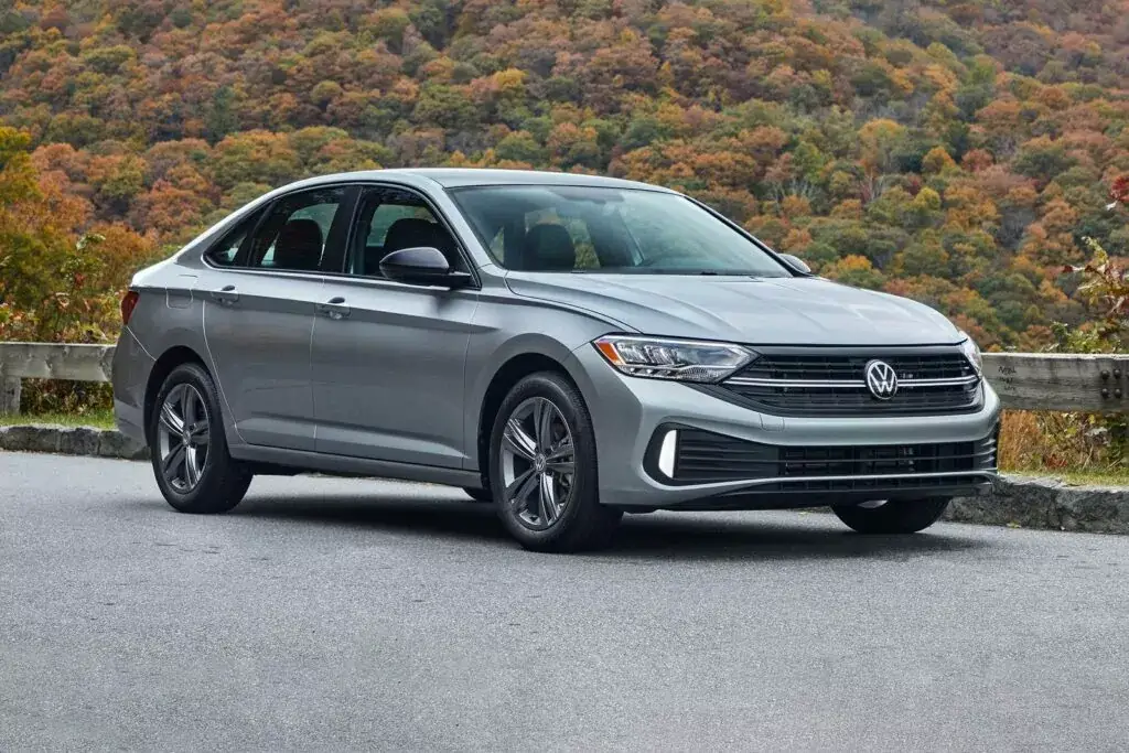 1. Mejor año: Volkswagen Jetta 2023 (calificación de 4.42)