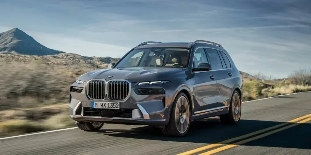1.BMW X7 2023: