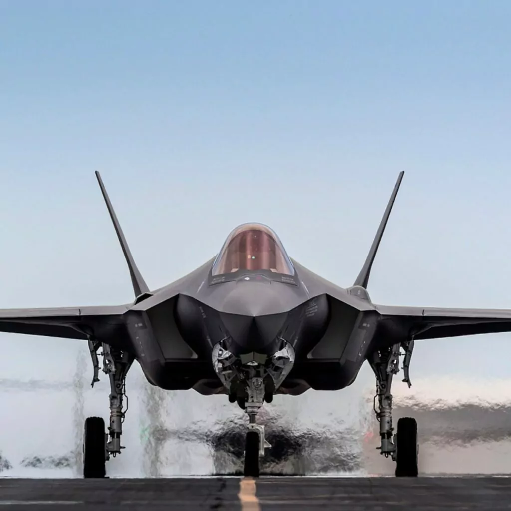 11. Aviones militares