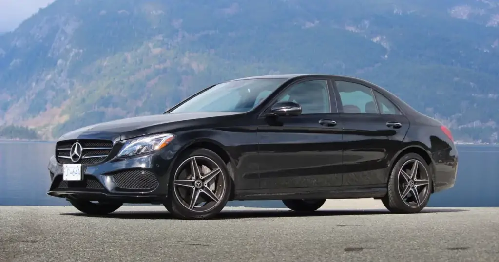 17. Mercedes C300 4Matic Sedán