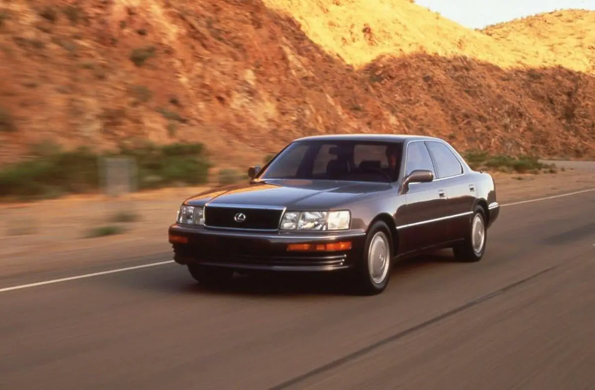1993 Lexus LS400 en movimiento en carretera rural - Historia del vehículo
