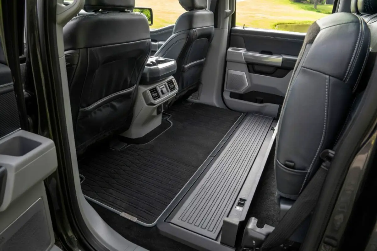 Interior de la Ford F-2021 150