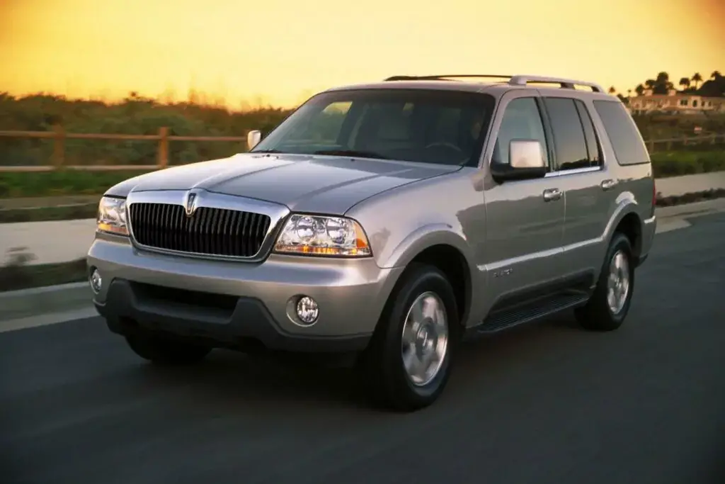 4. Lincoln Aviator 2003 (calificación de 3.74)