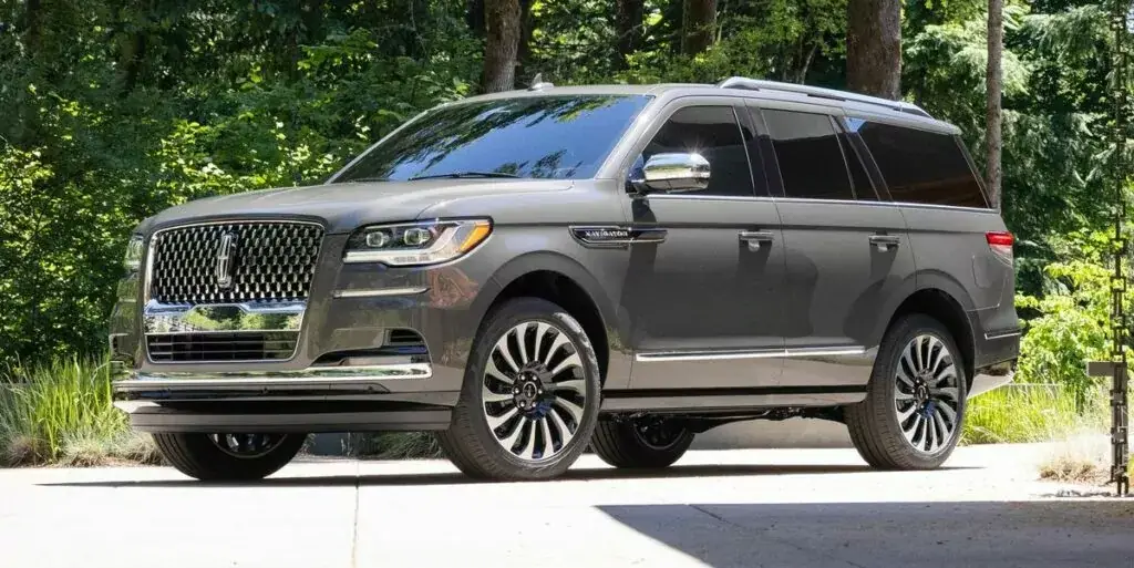 4. Lincoln Navigator L 2023: