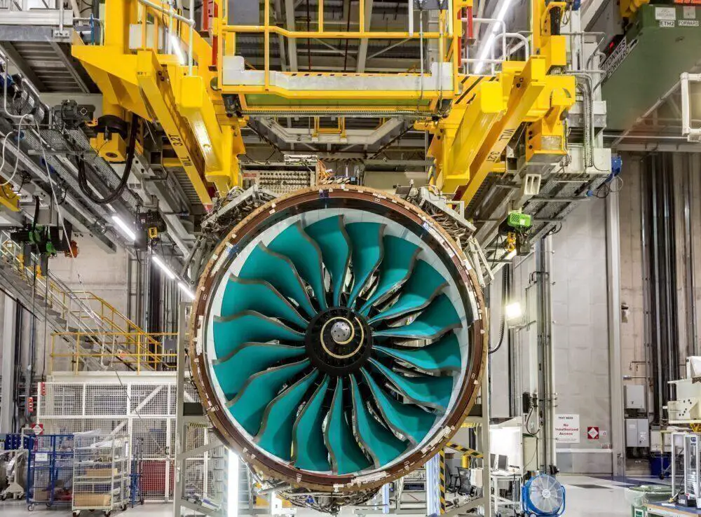 Además, se está construyendo el motor más grande del mundo.