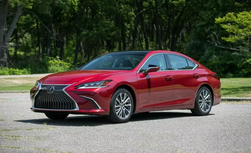 5. Peor año: Lexus ES 350 2019 (calificación de 4.06)