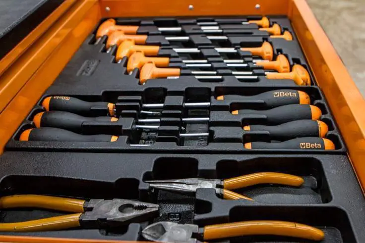 5 herramientas que nunca deberías comprar para el coche
