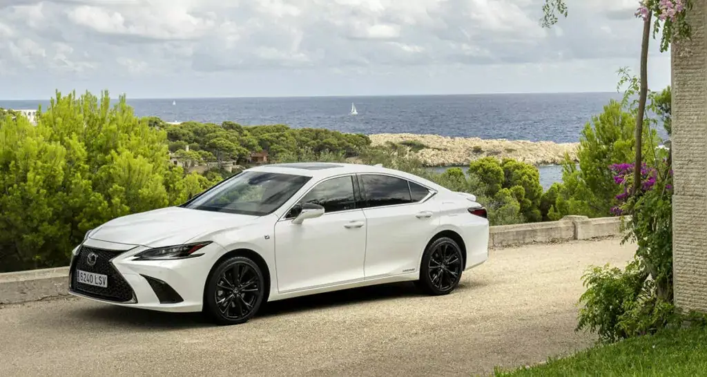 5. Lexus ES 300h – 5.662 €: