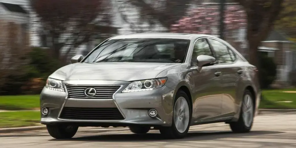 6. Mejor año: Lexus ES 350 2015 (calificación de 4.42)