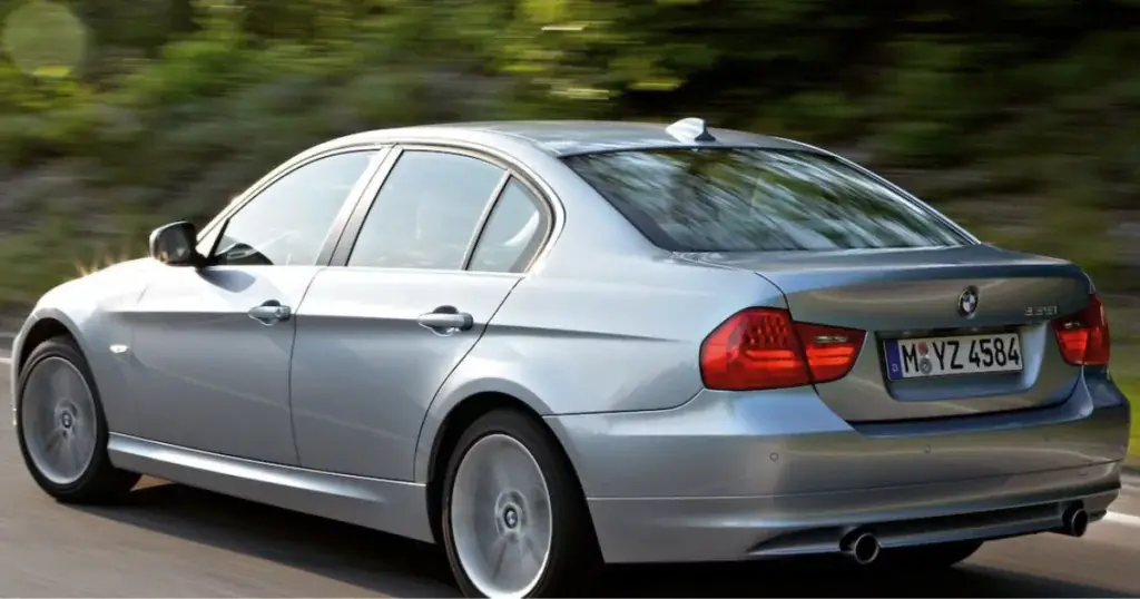 6. BMW 328i Sedán