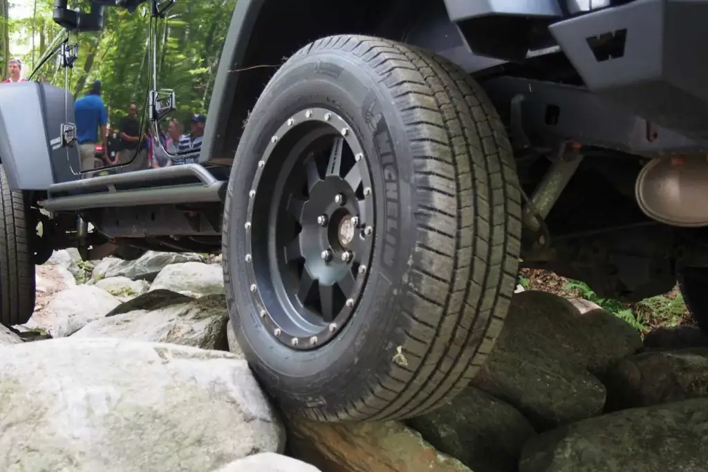 6. Michelin Defender LTX M/S (Autopista para todas las estaciones)