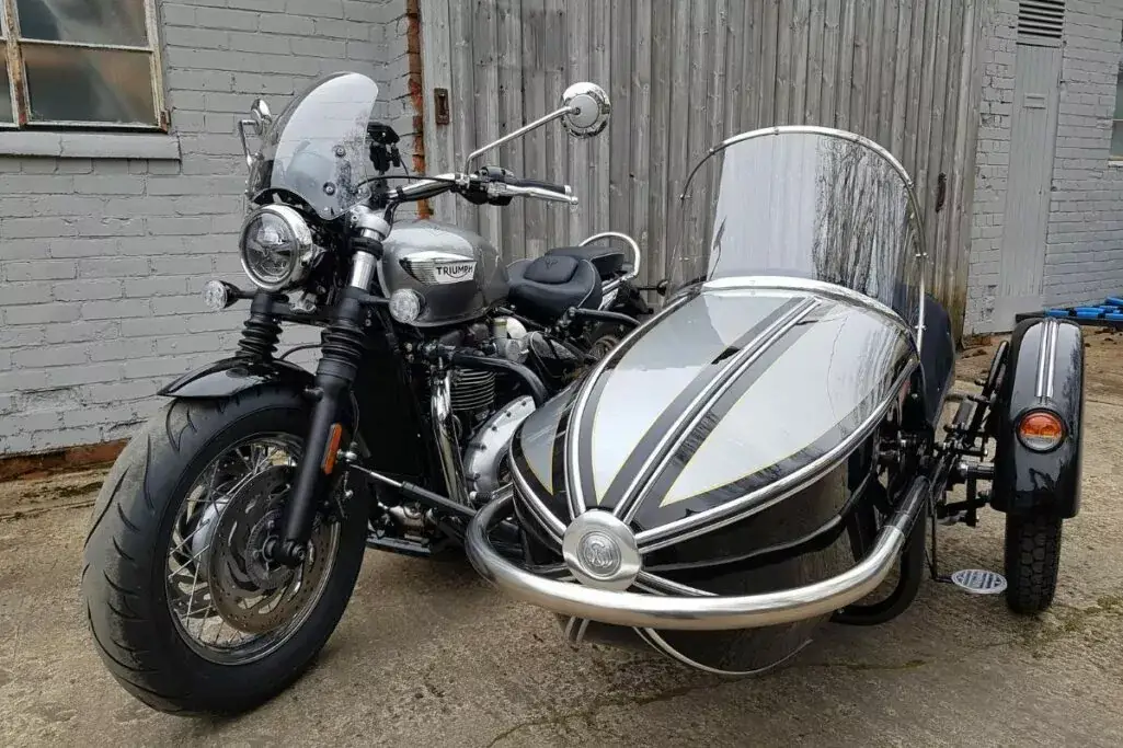 7. Triumph Rocket 3 con sidecar