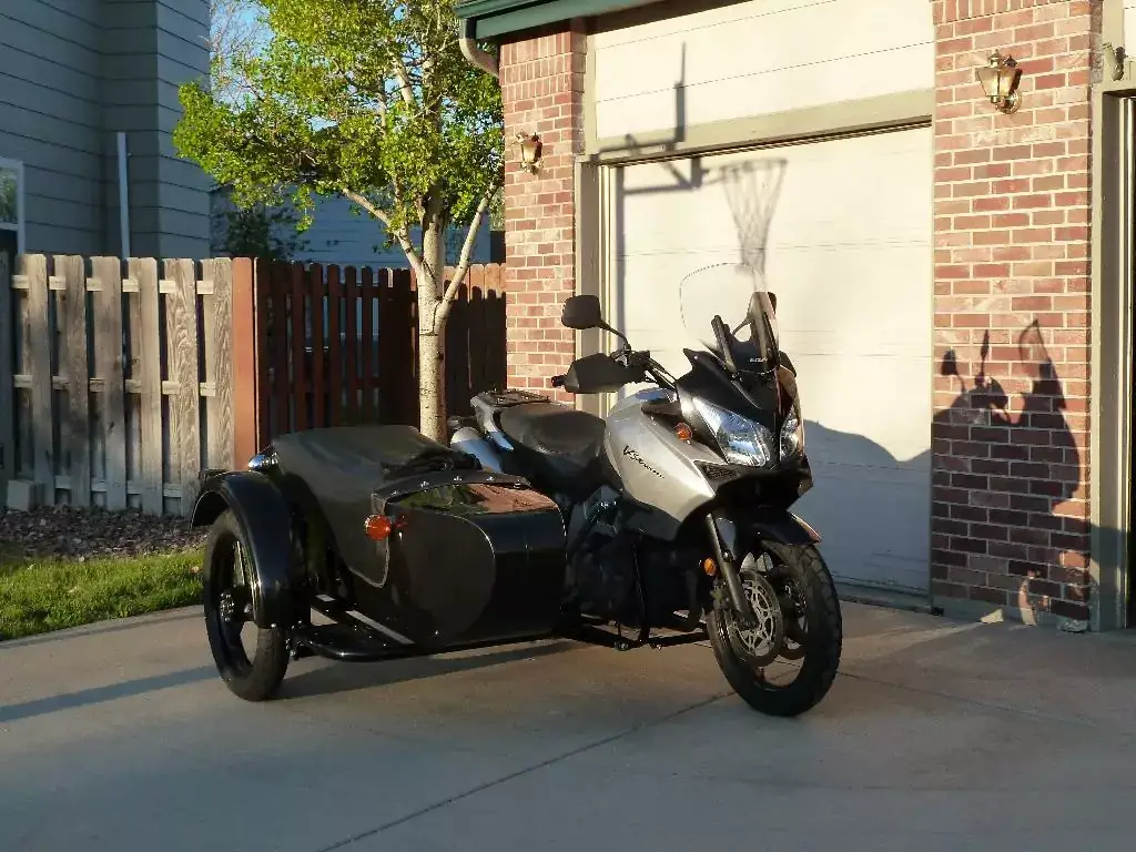8. Suzuki V-Strom 1000 con sidecar