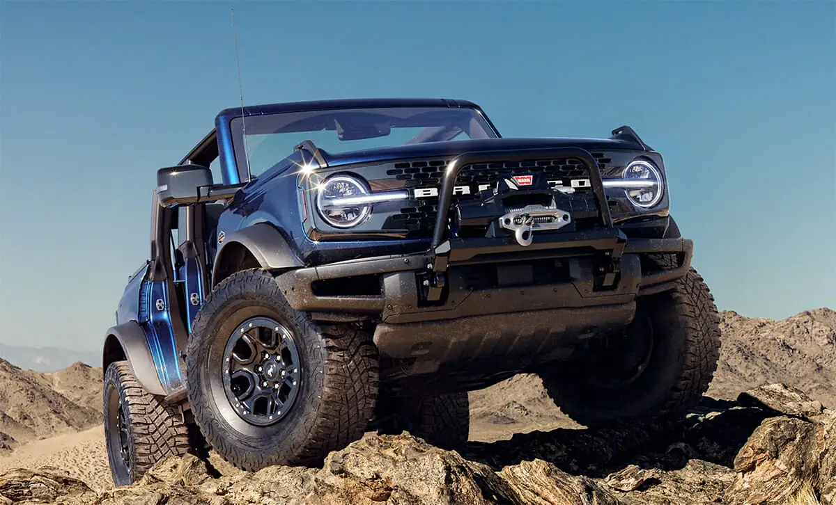 Ford Bronco 2021 de cuatro puertas con puertas quitadas - Foto de Ford