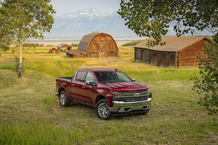 Chevrolet Silverado LTZ 2019 color rojo. Foto de frente
