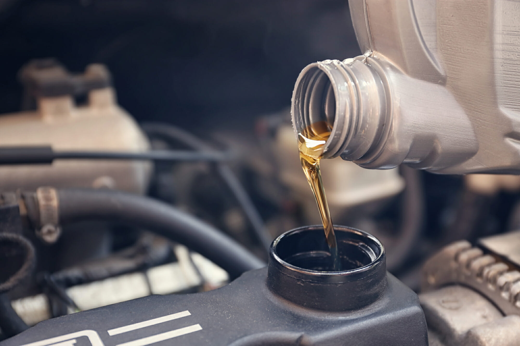 Verter aceite en el motor