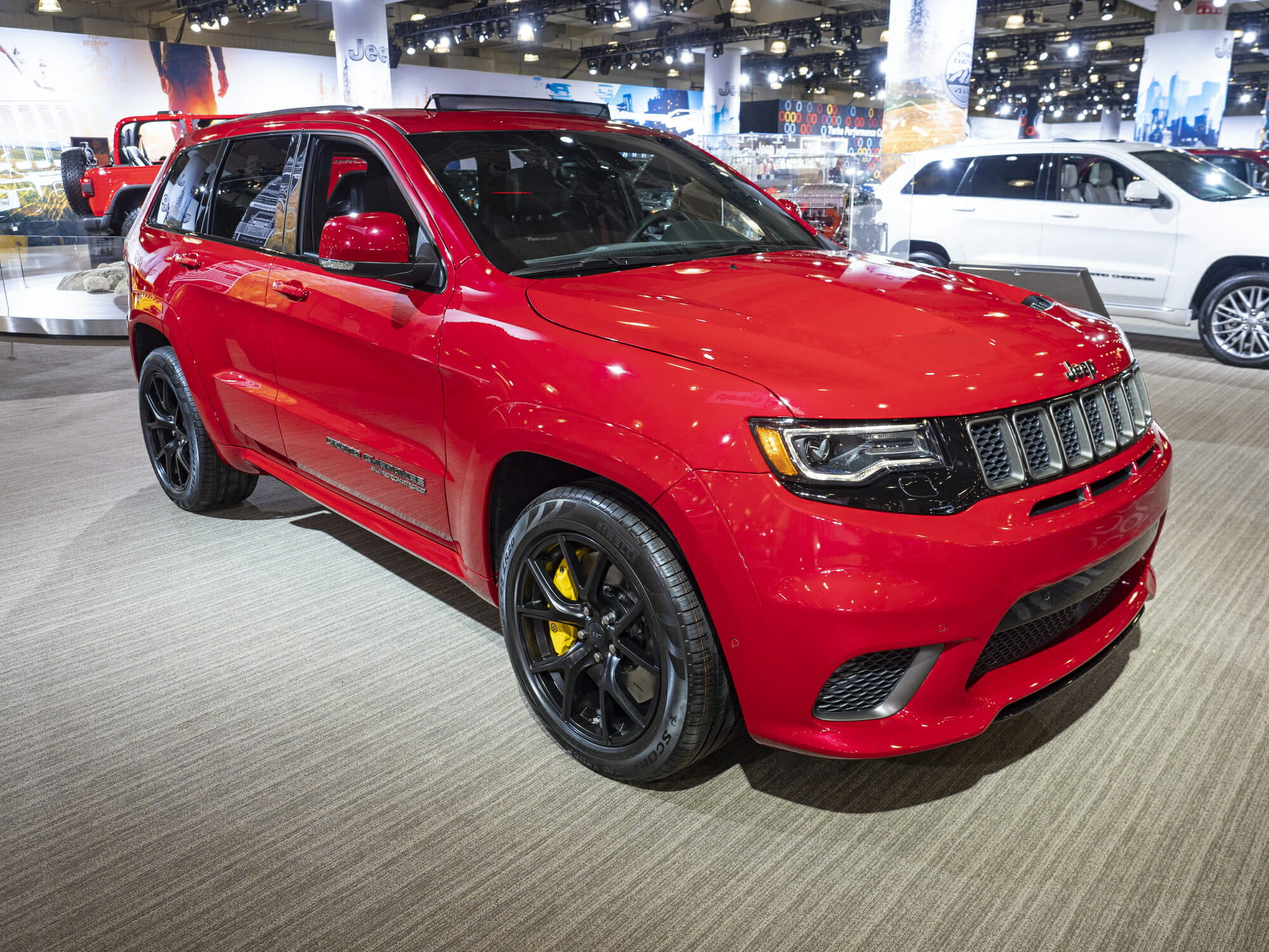 Jeep Trackhawk rojo en el salón del automóvil - Historia del vehículo