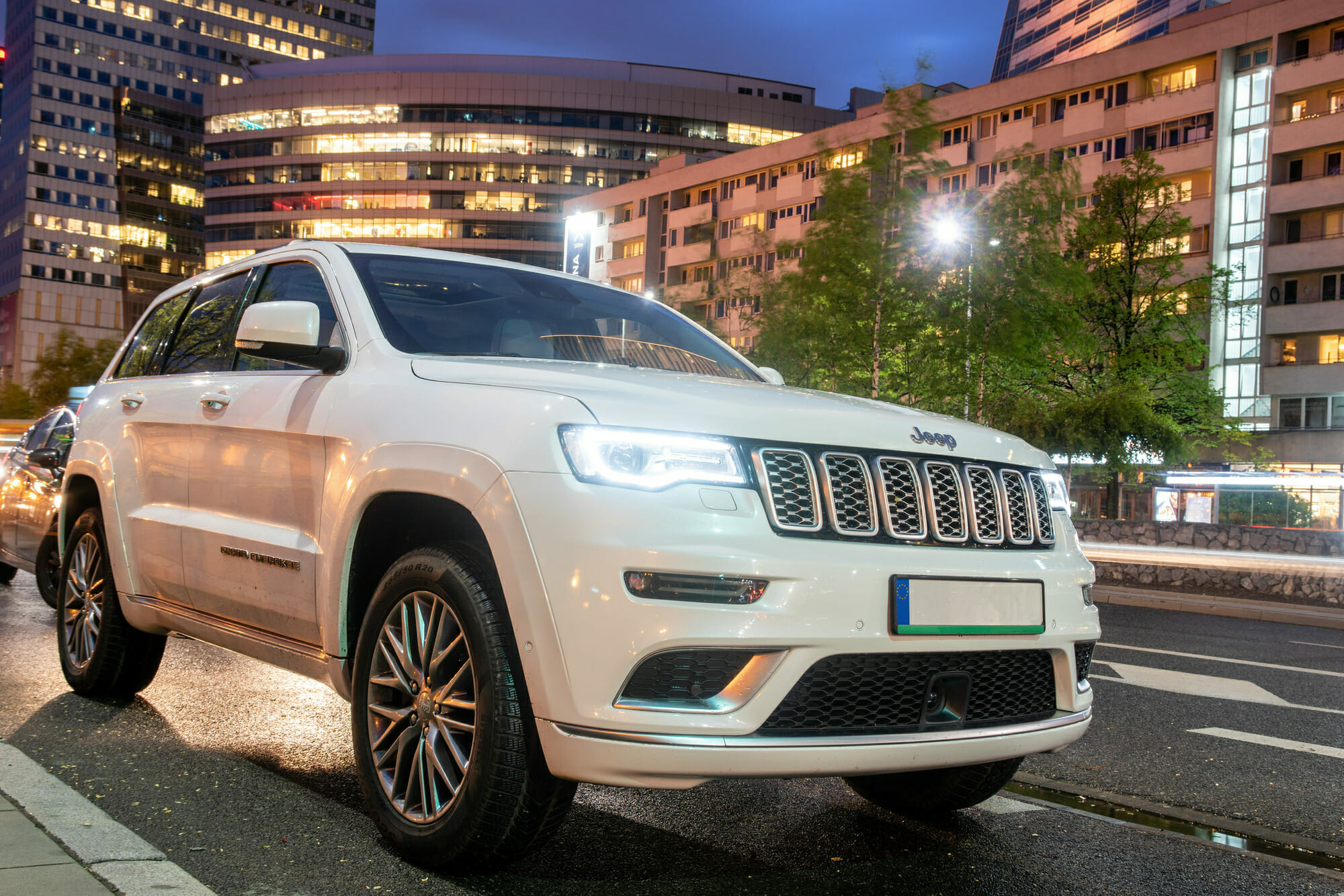 Jeep Grand Cherokee En la calle de la ciudad por la noche