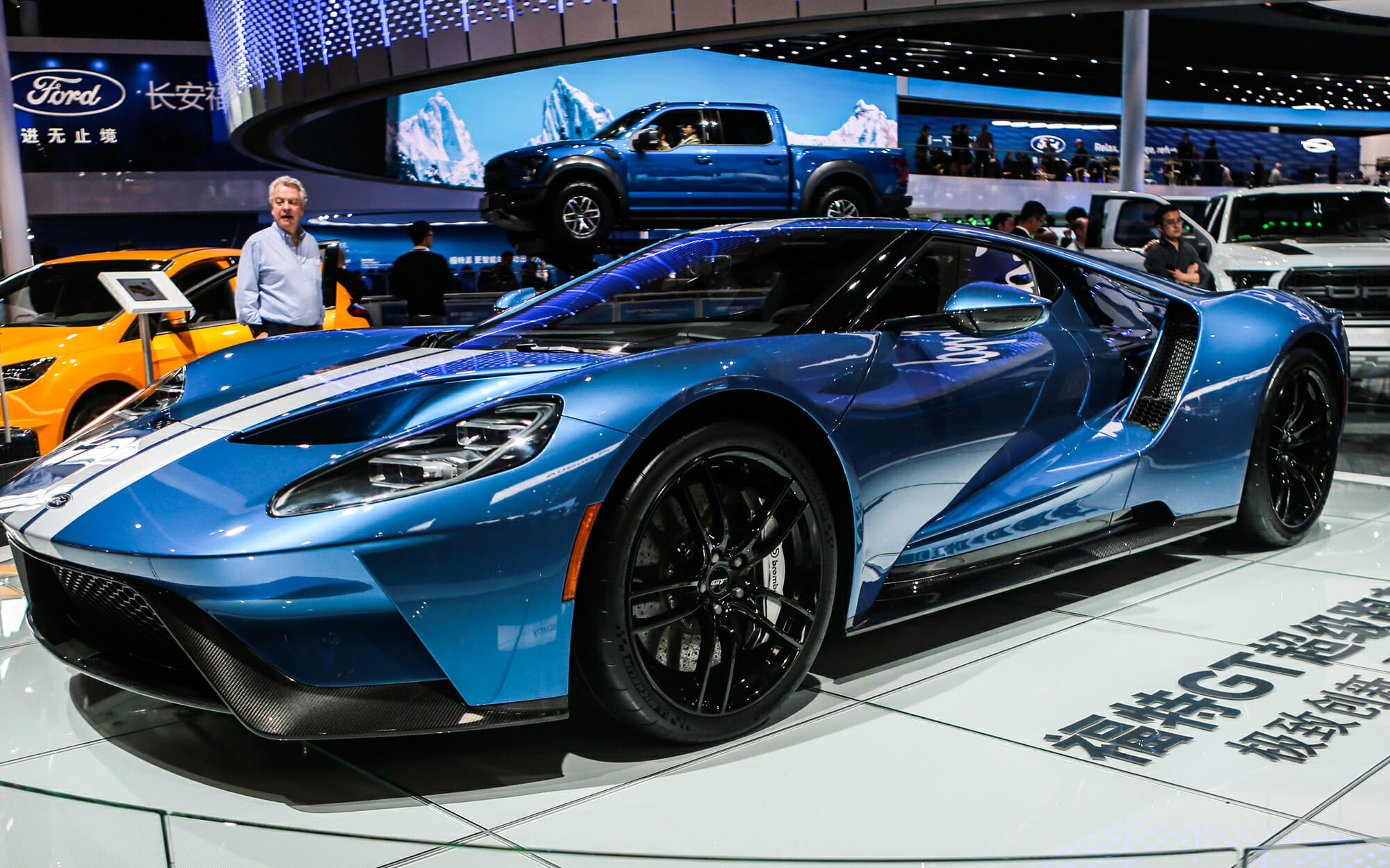 Ford GT azul desde el lado del conductor delantero