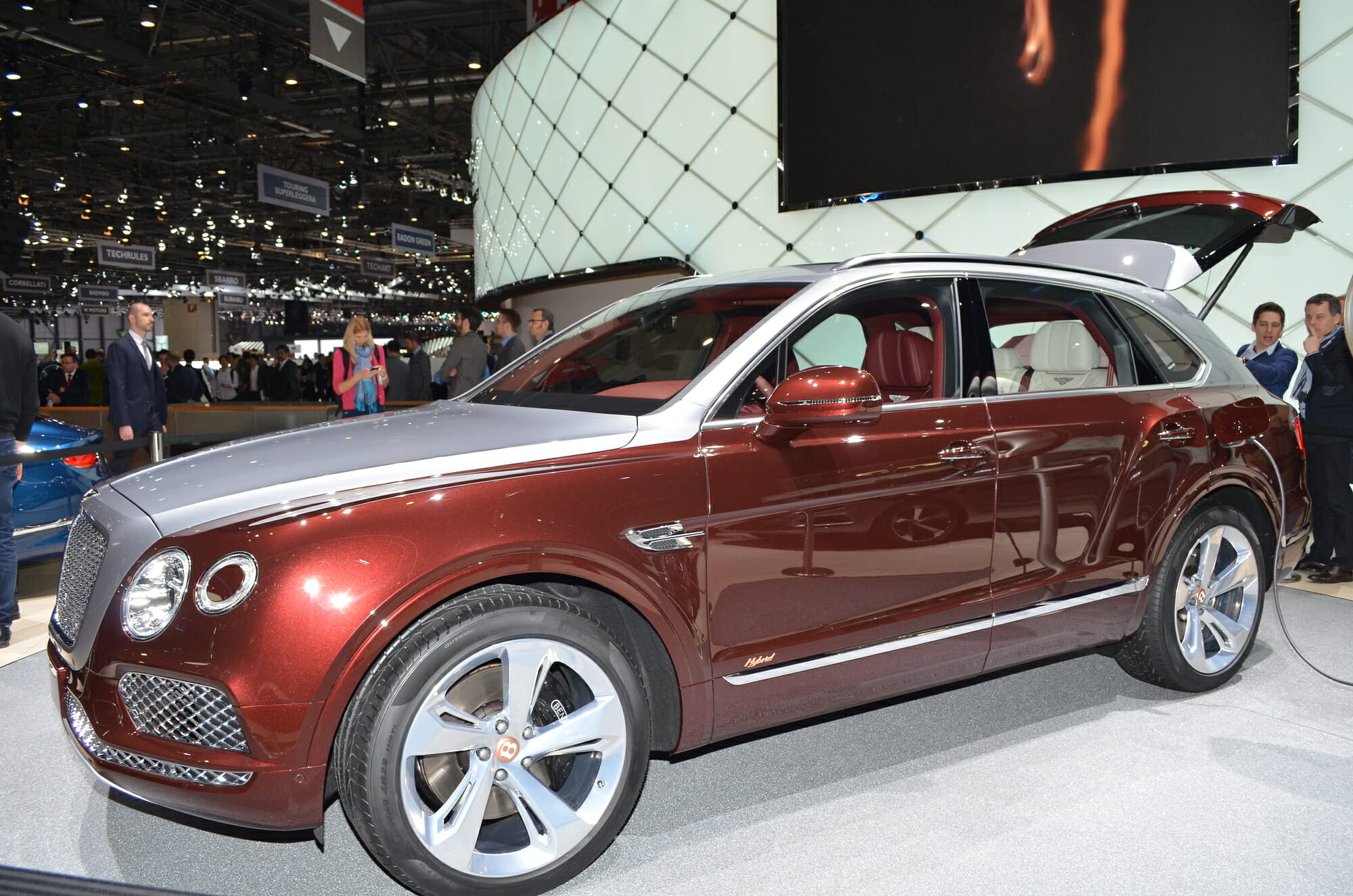 Bentley Bentayga Hybrid bitono en el Salón del Automóvil - Rocar