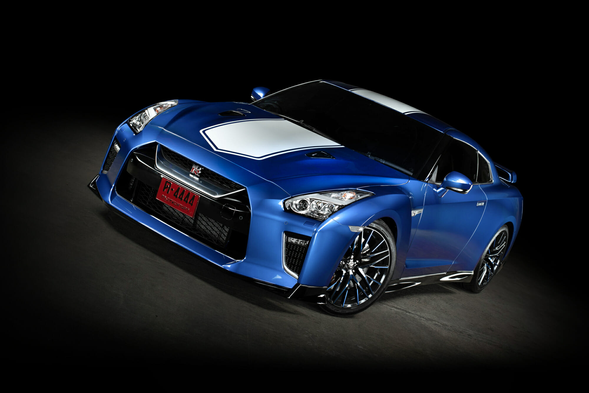 Nissan GT-R azul con franja blanca
