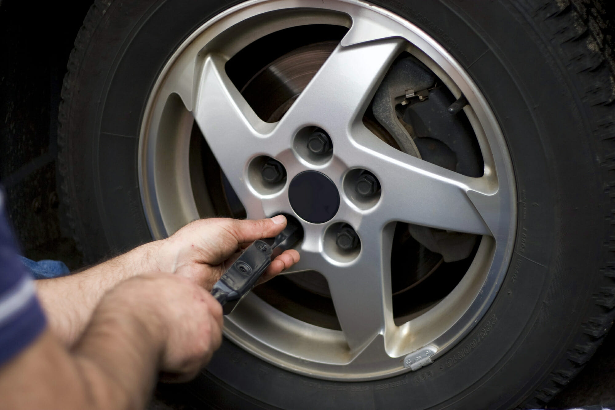 Mecánico de automóviles que arregla las orejetas
