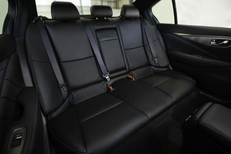 Interior del coche Infiniti Q50 del año 2020
