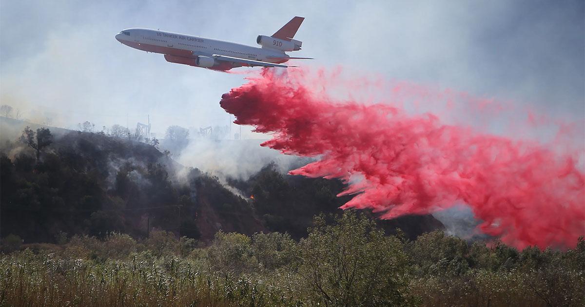 ¿Qué es la mezcla roja que arrojan los aviones en los incendios forestales?