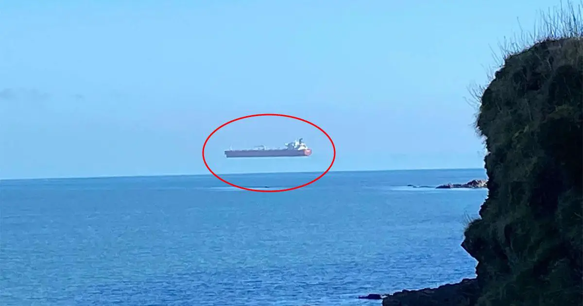 Un barco flotando sobre el nivel del mar en Cornualles