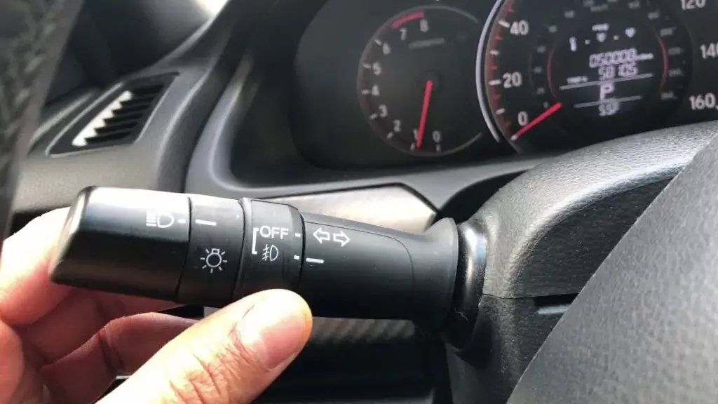 ¿Cómo activar las luces altas?
