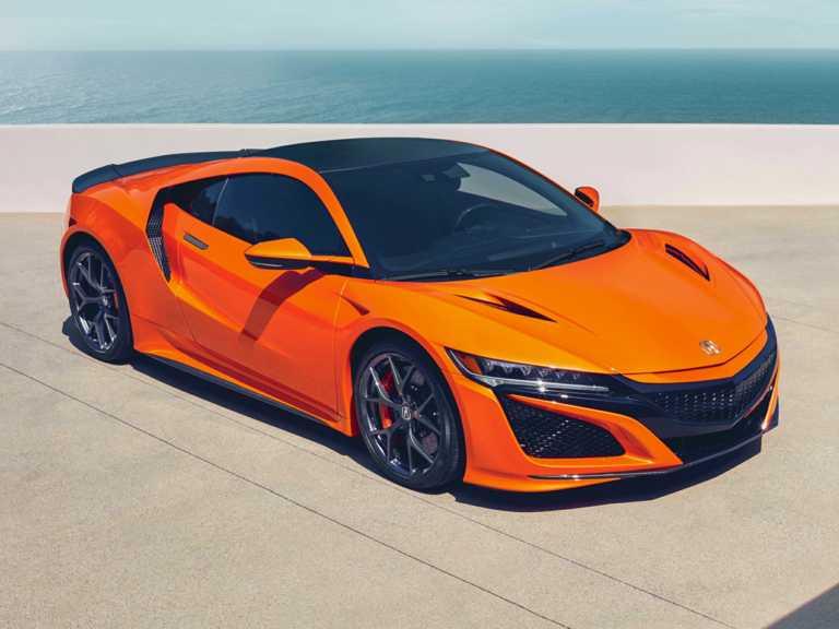 Acura NSX 2020 naranja desde el lado del pasajero delantero