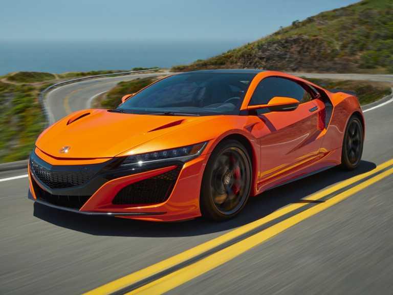 Acura NSX 2020 naranja en movimiento