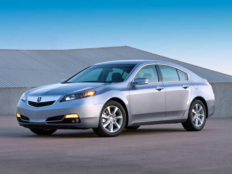 Acura TL plateado desde el lado del conductor delantero