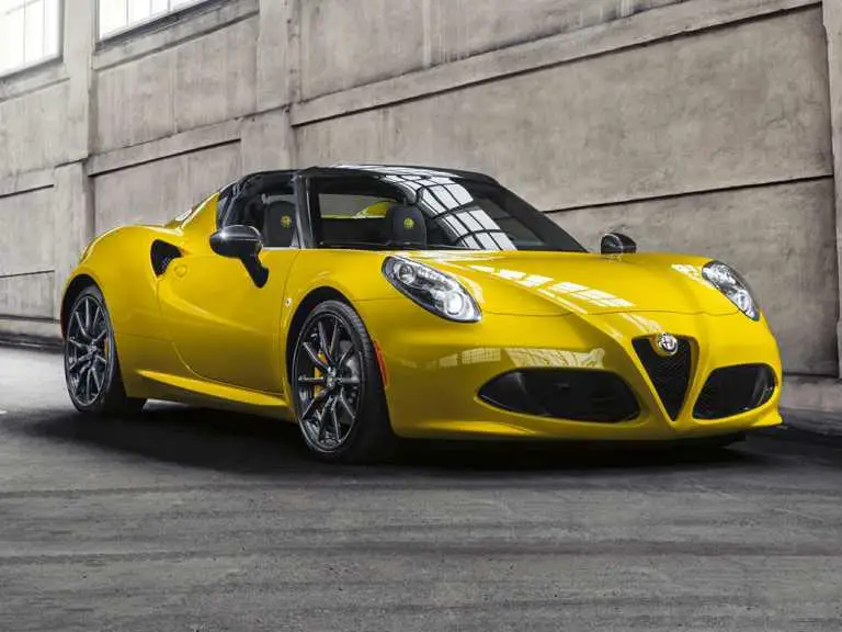 Alfa Romeo 2020C 4 amarillo desde el lado del pasajero delantero
