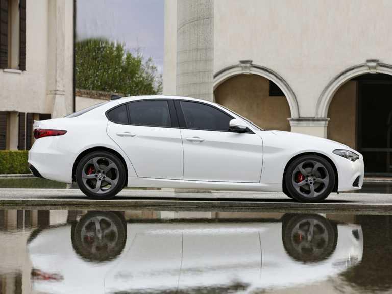Alfa Romeo Giulia 2020 blanco desde el lado del pasajero