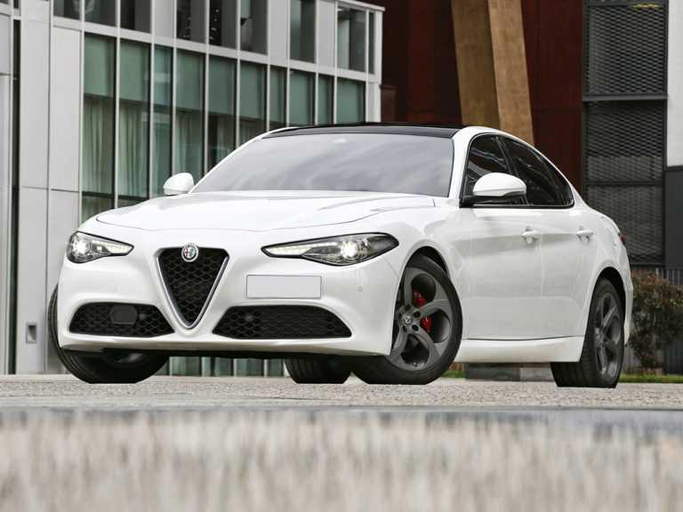 Alfa Romeo Giulia 2021 blanco desde el lado del conductor delantero