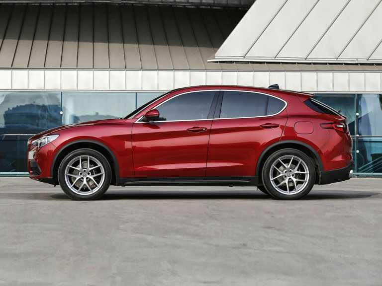 Alfa Romeo Stelvio 2020 rojo desde el lado del conductor