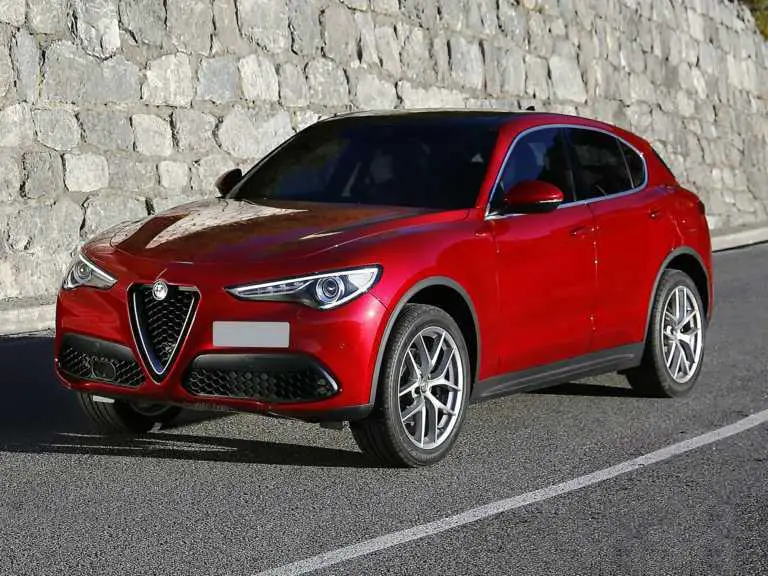 Alfa Romeo Stelvio 2021 rojo desde el lado del conductor delantero