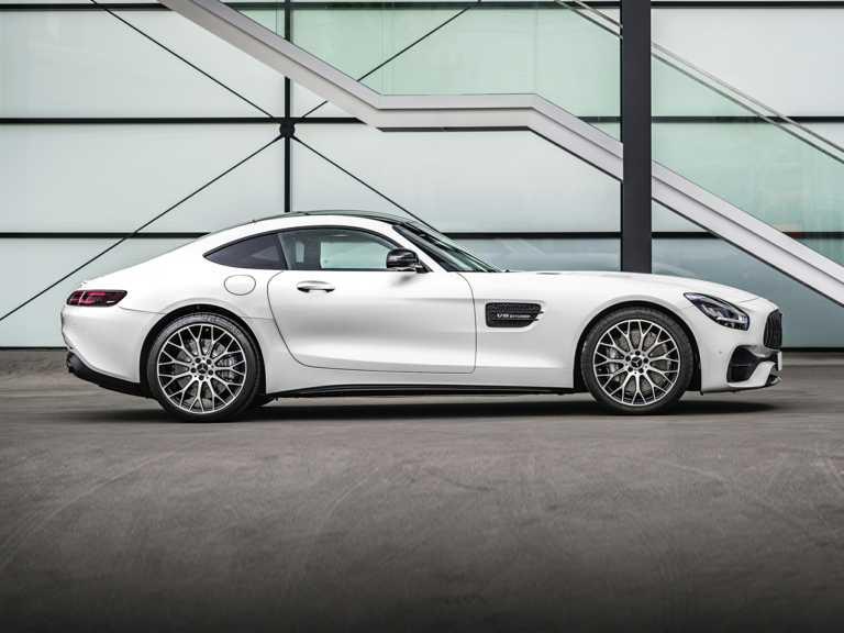 AMG GT blanco desde el lado del pasajero