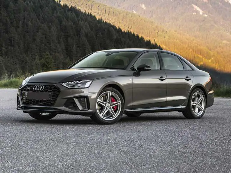 Audi A2020 4 gris desde el lado del conductor delantero
