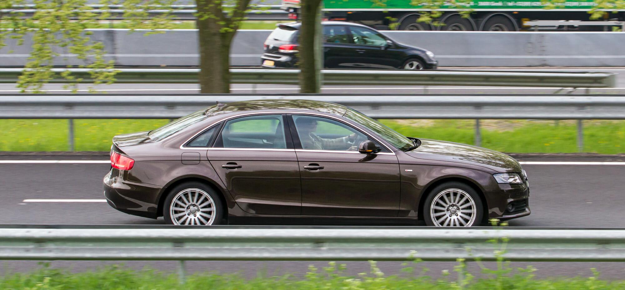 Audi A4 marrón en movimiento