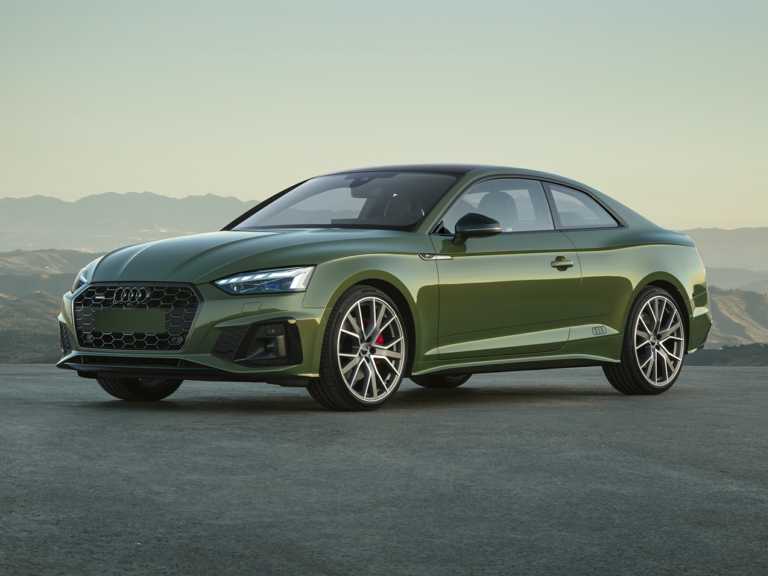 Audi A2021 5 verde desde el lado del conductor delantero