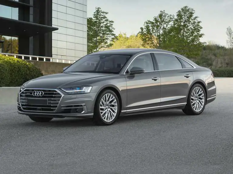 Audi A2021 8 gris desde el lado del conductor delantero
