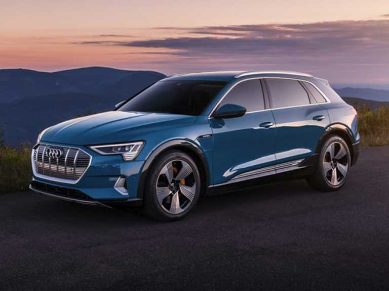 Audi e-tron 2021 azul con vista a las montañas