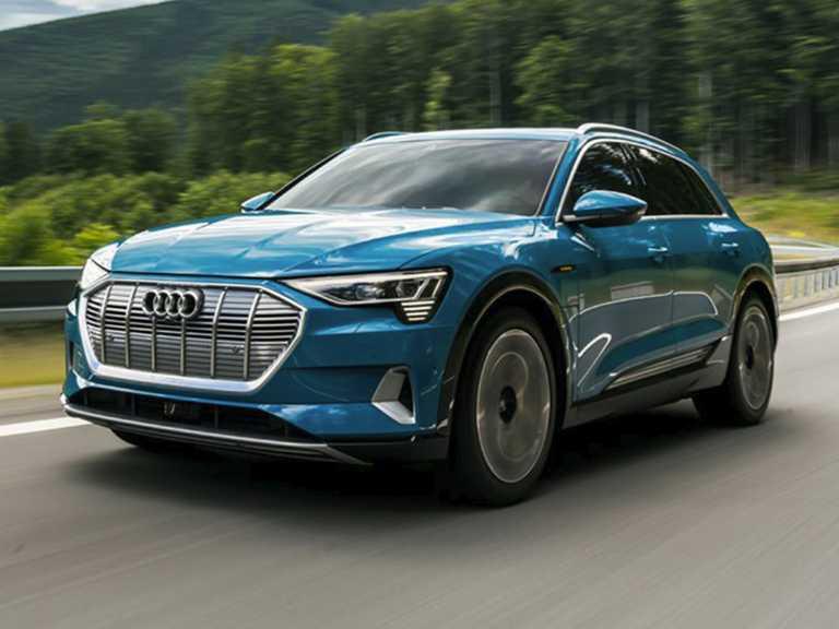 Audi e-tron 2021 azul en movimiento