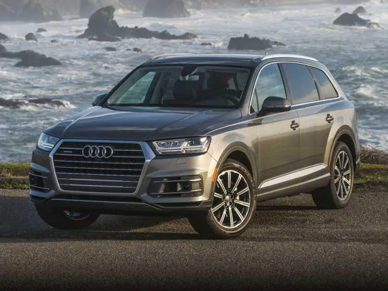 Audi Q2019 7 gris desde el lado del conductor delantero