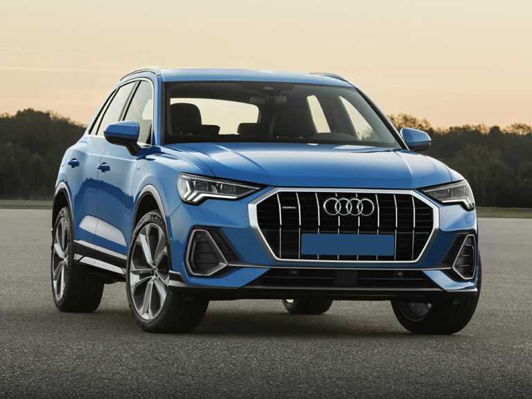 Audi Q2020 3 azul desde el lado del pasajero delantero