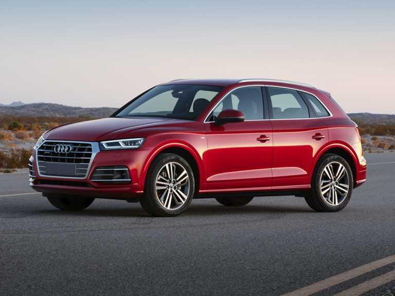 Audi Q2020 5 rojo desde el lado del conductor delantero