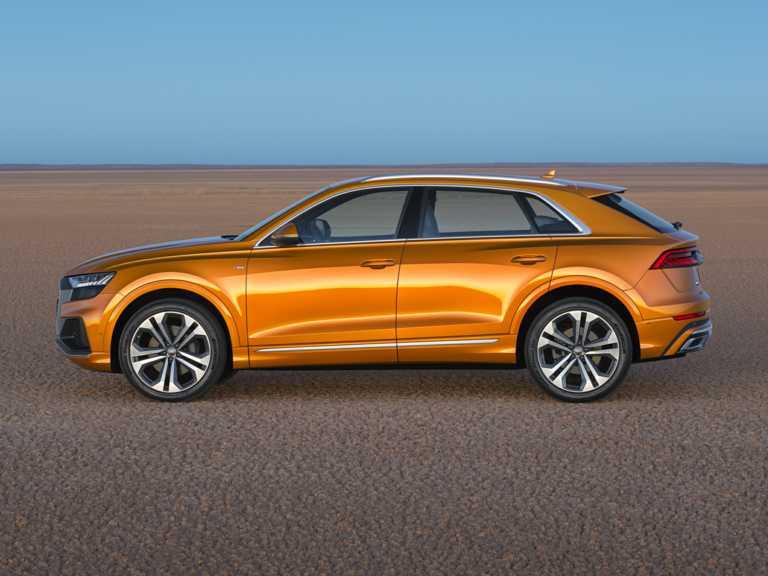 Audi Q2020 8 naranja desde el lado del conductor