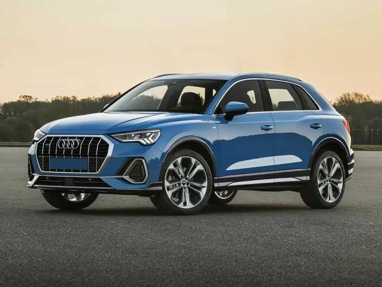 Audi Q2021 3 azul desde el lado del conductor delantero